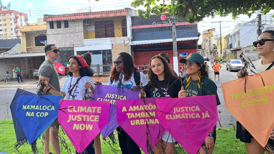 Fünf Frauen halten Transparente hoch mit der Forderung nach Klimagerechtigkeit